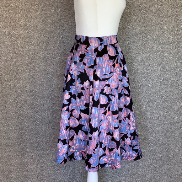 ✨💫Print Midi Skirt✨💫 - Picture 2 of 3